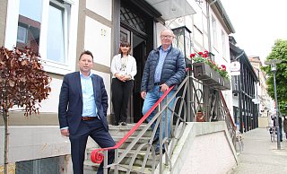 Bürgermeister Frank Hilker (links) mit Restaurant-Inhaberin Afsaneh Kazemi und Hausbesitzer Klaus Knapmann in der Schülerstraße, wo das Safran House ab Juni neu eröffnet. - Cordula Gröne Bürgermeister Frank Hilker (links) mit Restaurant-Inhaberin Afsaneh Kazemi und Hausbesitzer Klaus Knapmann in der Schülerstraße, wo das Safran House ab Juni neu eröffnet. - Cordula Gröne