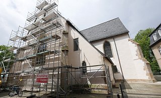 Rechts ist die gerade fertig gestellte Nordfassade der Erlöserkirche am Markt zu sehen. Sie ist mit einem Z beschmiert worden. Links gehen die Malerarbeiten an der Ostfassade weiter. - Jost Wolf