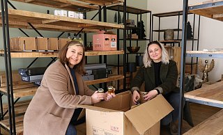 Stefania Bizimi-Tzortzinis (links) eröffnet gemeinsam mit ihrem Mann Anfang Dezember einen Feinkostladen an der Dammstraße. Noch wird renoviert und eingeräumt, Schwester Georgiana Bizimi unterstützt. - Alexandra Schaller