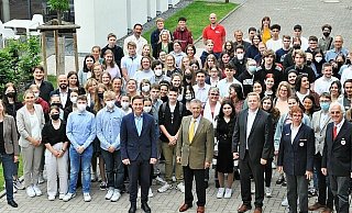 DRK-Landesverbandspräsident Dr. Fritz Baur (1. Reihe, 2. von links) mit den DRK-Landesverbandsvorständen Dr. Hasan Sürgit (links) und Gerd Diesel (rechts) würdigte das humanitäre Engagement der Lehrkräfte und ihrer Schüler. - Claudia Zebandt/DRK Westfalen-Lippe:
