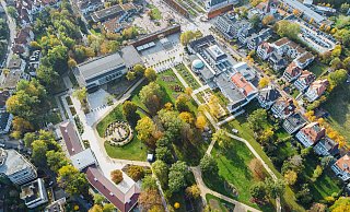Bleibt der Kurpark weitestgehend rauchfreie Zone? Darüber debattiert die Salzufler Politik. - Staatsbad Salzuflen