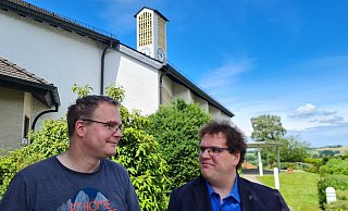 Ihre Kooperation wird bald vorbei sein: Pfarrer Ulrich Peuckert wird schon in wenigen Wochen Schieder wieder verlassen, sehr zum Bedauern von Kirchenvorstandschef Kai Pankoke (links). - Marianne Schwarzer Ihre Kooperation wird bald vorbei sein: Pfarrer Ulrich Peuckert wird schon in wenigen Wochen Schieder wieder verlassen, sehr zum Bedauern von Kirchenvorstandschef Kai Pankoke (links). - Marianne Schwarzer