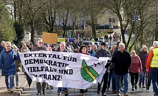 Die Kundgebungsteilnehmer marschieren vom Freibad zum Rathausplatz. - Rudi Rudolph