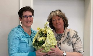 Vorsitzende Annette Brüning (rechts) bedankt sich bei Christa Bittscheidt aus der Hausarztpraxis von nebenan für ihren Vortrag. - AWO Langenholzhausen Vorsitzende Annette Brüning (rechts) bedankt sich bei Christa Bittscheidt aus der Hausarztpraxis von nebenan für ihren Vortrag. - AWO Langenholzhausen