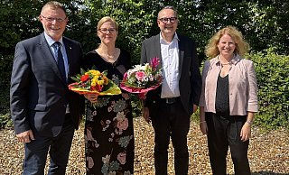 Schulamtsdirektor Torsten Buncher (links) grauliert gemeinsam mit Bürgermeister Markus Baier und der kommissarischen Schulleiterin Melanie van de Vorle (rechts) der neuen Konrektorin Kirsten Knebel. - Stadt Lemgo