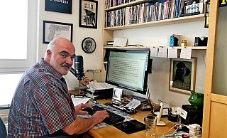 Bitte nicht stören, ein Krimi entsteht: Der Spruch hängt gut lesbar über dem Schreibtisch des Krimiautors Joachim H. Peters. Und auch, wenn das neue Buch nicht unbedingt dem Krimi-Genre zuzuordnen ist – Ruhe muss trotzdem sein. Foto: Gunter Held - Gunter Held Bitte nicht stören, ein Krimi entsteht: Der Spruch hängt gut lesbar über dem Schreibtisch des Krimiautors Joachim H. Peters. Und auch, wenn das neue Buch nicht unbedingt dem Krimi-Genre zuzuordnen ist – Ruhe muss trotzdem sein. Foto: Gunter Held - Gunter Held