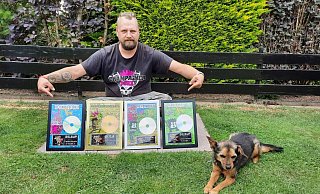Vierfach ausgezeichnet: Carsten Reineke präsentiert stolz die Awards. - Manuel Hillwig