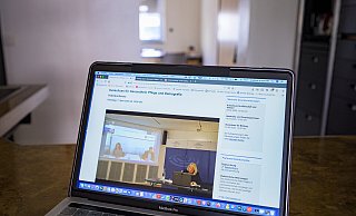 Die große Politik als Vorbild: Eine Tagung des rheinland-pfälzischen Gesundheitsausschusses ist per Livestream auf einem Rechner zu verfolgen. Ob das auch in der Kommunalpolitik sinnvoll ist und rechtlich sauber umgesetzt werden kann, ist unter den Horn-Bad Meinberger Ratsmitgliedern umstritten.  - picture alliance/dpa