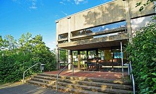 "Die Sportler haben lange genug gewartet", gibt Bürgermeister Frank Meier zu. Im März sollen die lang ersehnten Sanierungsarbeiten an der Turnhalle am Hackemack beginnen. - Archivfoto: Nicole Ellerbrake "Die Sportler haben lange genug gewartet", gibt Bürgermeister Frank Meier zu. Im März sollen die lang ersehnten Sanierungsarbeiten an der Turnhalle am Hackemack beginnen. - Archivfoto: Nicole Ellerbrake