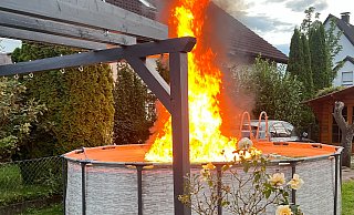 Flammen und Rauch steigen aus dem Pool im Garten auf. - Feuerwehr Detmold Flammen und Rauch steigen aus dem Pool im Garten auf. - Feuerwehr Detmold