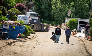 Noch immer laufen in Klüt die Aufräumarbeiten nach dem Unwetter. Die Anwohner der Dürener Straße hat es besonders schwer erwischt. - Raphael Bartling