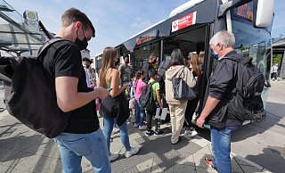 Eine Eltern-Initiative wünscht sich ein kostenloses Schülerticket für alle. Bisher haben nur die Schüler einen Anspruch auf kostenlose Bus-Beförderung, die weit genug entfernt von der Schule wohnen. - Jost Wolf Eine Eltern-Initiative wünscht sich ein kostenloses Schülerticket für alle. Bisher haben nur die Schüler einen Anspruch auf kostenlose Bus-Beförderung, die weit genug entfernt von der Schule wohnen. - Jost Wolf