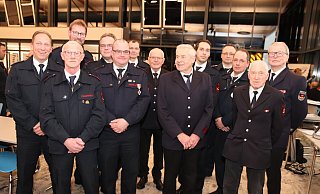 Als langjährige Mitglieder wurden geehrt: André Bolz (vorne, von links), Michael Jyss, Sven Seifert, Peter Gieb, Heinz Prüssner sowie (hintere Reihe, von links) Michael Bohnenkamp, Stephan Föste, Christoph Reuter, Wilfried Reineke, Maximilian Hanning, Udo Sieveke, Kai Stotzka und Dieter Fillies. Foto: Knut Dinter - Knut Dinter Als langjährige Mitglieder wurden geehrt: André Bolz (vorne, von links), Michael Jyss, Sven Seifert, Peter Gieb, Heinz Prüssner sowie (hintere Reihe, von links) Michael Bohnenkamp, Stephan Föste, Christoph Reuter, Wilfried Reineke, Maximilian Hanning, Udo Sieveke, Kai Stotzka und Dieter Fillies. Foto: Knut Dinter - Knut Dinter