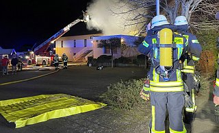 Mehrere Trupps unter schwerem Atemschutz stehen vor der noch brennenden Gaststätte im Bad Salzufler Ortsteil Retzen und warten auf ihren Einsatz. Durch das schnelle Eingreifen konnten Wohnhaus und Saal gehalten werden. - Foto: Daniel Hobein / Feuerwehr Bad Salzuflen Mehrere Trupps unter schwerem Atemschutz stehen vor der noch brennenden Gaststätte im Bad Salzufler Ortsteil Retzen und warten auf ihren Einsatz. Durch das schnelle Eingreifen konnten Wohnhaus und Saal gehalten werden. - Foto: Daniel Hobein / Feuerwehr Bad Salzuflen