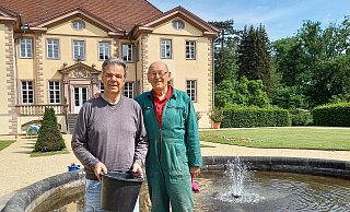 Robert Lange übernimmt die Brunnenpflege von Werner Seidel. - Fotorechte: Förderverein Schloss und Schlosspark Schieder