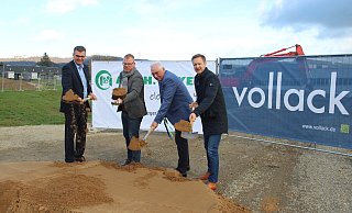Christoph Ferdinand Bögel vom neuen Eigentümer Legrand (von links), Dörentrups Bürgermeister Friso Veldink, A.-&-H.-Meyer-Geschäftsführer Horst Meyer und Heiko Hensing von der Planungsfirma Vollack beim ersten Spatenstich in Humfeld. - Jens Rademacher Christoph Ferdinand Bögel vom neuen Eigentümer Legrand (von links), Dörentrups Bürgermeister Friso Veldink, A.-&-H.-Meyer-Geschäftsführer Horst Meyer und Heiko Hensing von der Planungsfirma Vollack beim ersten Spatenstich in Humfeld. - Jens Rademacher