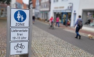 Fußgänger und Radfahrer sind in der Breiten Straße erlaubt: Doch immer wieder nutzen auch Autofahrer widerrechtlich die Strecke durch die Stadt. - Katrin Kantelberg Fußgänger und Radfahrer sind in der Breiten Straße erlaubt: Doch immer wieder nutzen auch Autofahrer widerrechtlich die Strecke durch die Stadt. - Katrin Kantelberg