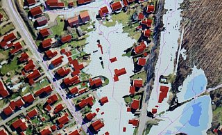 Zwischen Pivitsheider Straße und Dorfstraße könnte es nach einer urbanen Sturzflut, einem außergwöhnlicher Starkregen, so aussehen. Die Werre ist nah. Der Hochwasserschutz der Stadt Lage beginnt deshalb schon am Umfluter am Freibad. - Simulation/Karte: Stadt Lage