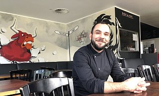 Luigi Gioia betreibt seit 2015 den Imbiss "Flamme an!" an der Glockenstraße in Lockhausen. - Sven Kienscherf