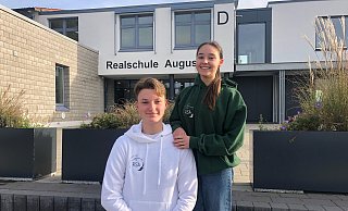 Die Schülersprecher Younes Belhadj und Bianca Benchea zeigen den Hoodie mit dem neuen Logo der Augustdorfer Realschule. - Edith Kemeny
