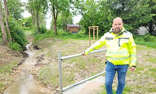Hier ist die Rechnung für den Hochwasserschutz aufgegangen. Die Stadt hat die Durchlässe vergrößert, mehr Platz für das Wasser geschaffen. Fachteamleiter Sven Anders sieht das Problem, dass noch zu viele Bäche verrohrt sind - und jeder muss auch in den Eigenschutz investieren. - Astrid Sewing