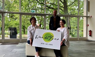 Kerstin Baus (links), Volker Stammer und Simone Rasche zeigen in der Wandelhalle das Logo der „WandelBar“. Foto: Sven Kienscherf - Sven Kienscherf Kerstin Baus (links), Volker Stammer und Simone Rasche zeigen in der Wandelhalle das Logo der „WandelBar“. Foto: Sven Kienscherf - Sven Kienscherf