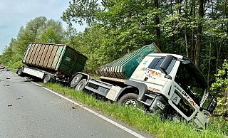 Infolge des Unfalls ist das beteiligte Lkw-Gespann in den Straßengraben gerutscht. - Ralph Meyer Infolge des Unfalls ist das beteiligte Lkw-Gespann in den Straßengraben gerutscht. - Ralph Meyer