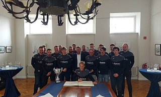 Die Bezirklisgameister und Kreispokalsieger der 1. Herrenmannschaft der SG Handball Detmold durften sich ins goldene Buch der Stadt eintragen. - SG Handball Die Bezirklisgameister und Kreispokalsieger der 1. Herrenmannschaft der SG Handball Detmold durften sich ins goldene Buch der Stadt eintragen. - SG Handball