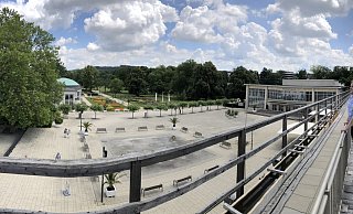 Oliver Müterthies, Leiter der städtischen Gebäudewirtschaft, genießt den Ausblick auf den Kurpark auf der Dachterrasse des Erlebnisgradierwerks. - Thomas Reineke Oliver Müterthies, Leiter der städtischen Gebäudewirtschaft, genießt den Ausblick auf den Kurpark auf der Dachterrasse des Erlebnisgradierwerks. - Thomas Reineke
