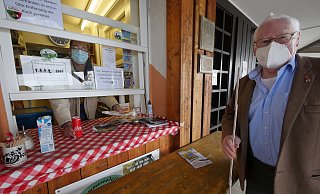 Köterberg-Wirt Florian Brand reicht am Kiosk eine Cola und eine Bockwurst durchs Fenster. Dass heute wenig Gäste da sind, liegt an Sturmtief Eugen, das um die Ecken des Köterberghauses pfeift und nicht am Coronavirus. Seniorchef Rudolf Brand steht trotzdem mit dem Zollstock parat, um die Einhaltung der Mindestabstände der Gäste zu überprüfen. - Jost Wolf