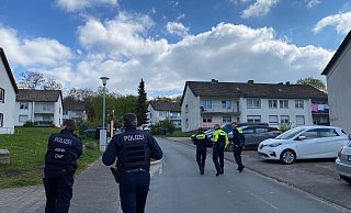 Der Kommunale Ordnungsdienst Detmold-Lippe und die Polizei zeigen zusammen mit anderen Behörden in der Siedlung "Am Dören" Präsenz. - Ordnungspartnerschaft Augustdorf