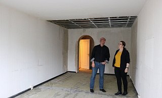 Swetlana Lenger und Michael Sasse stehen in einer Suite im Kurpark-Hotel der Lengers, die über die Wintermonate renoviert wird. - Alexandra Schaller
