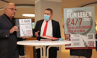 Walter Brinkmann (Linke) übergibt dem Landrat vor der Sitzung des Kreisausschusses 7000 Unterschriften für den Erhalt der unfallchirurgischen Station sowie Orthopädie am Standort Lemgo. - Janet König