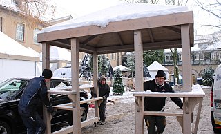 Die restlichen Hütten des Weihnachtsmarkts werden im Schlosspark platziert. - Chiara Wibbeke Die restlichen Hütten des Weihnachtsmarkts werden im Schlosspark platziert. - Chiara Wibbeke