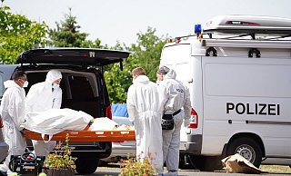 Ermittler der Polizei arbeiten nach einem Tötungsdelikt am Tatort, am Samstag wurde in Kalletal eine Leiche gefunden. - Leon Stock