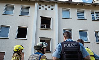 Die geborstenen Fensterscheiben in dem Mehrfamilienhaus sind Spuren des Wohnungsbrandes. - FreitagTV