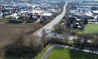 An der Westalm (unten rechts) macht die Lemgoer Westumgehung einen scharfen Knick Richtung McDonalds-Kreuzung. Hier würde die "Nordumgehung" geradeaus und dann in einem weiten Schwenk durch das Ilsetal fortgesetzt. Zumindest, wenn es nach den Plänen der Straßenplaner geht. - Nicole Ellerbrake