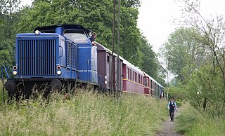 Lokführer Adrian Fahrenkamp und Zugführer Raphael Kahlert mit der Diesellok auf der Strecke zwischen Bösingfeld und Alverdissen. - Peter Wehowsky Lokführer Adrian Fahrenkamp und Zugführer Raphael Kahlert mit der Diesellok auf der Strecke zwischen Bösingfeld und Alverdissen. - Peter Wehowsky