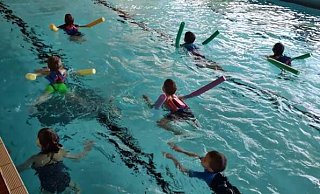 Das Interesse an den Schwimmkursen, die der TSV Bösingfeld anbietet, ist nach wie vor groß. Daher plant der Verein für den Sommer weitere Kurse. - TSV Bösingfeld Das Interesse an den Schwimmkursen, die der TSV Bösingfeld anbietet, ist nach wie vor groß. Daher plant der Verein für den Sommer weitere Kurse. - TSV Bösingfeld