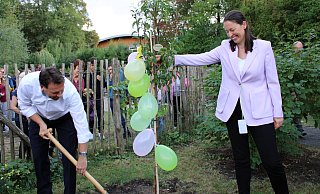 Bürgermeister Frank Hilker spendet einen Birnbaum für den Schulgarten. Unter Aufsicht von Schulleiterin Dr. Alexandra Nolte pflanzt er diesen höchstpersönlich ein. - Nico Duellmann Bürgermeister Frank Hilker spendet einen Birnbaum für den Schulgarten. Unter Aufsicht von Schulleiterin Dr. Alexandra Nolte pflanzt er diesen höchstpersönlich ein. - Nico Duellmann