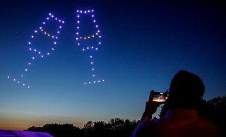 Das Team von "Flying Stars" zeigt sowohl algemmeinere Motive, als auch einzig auf Bad Salzuflen abgestimmte Formationen am Himmel. - FlyingStars GmbH Das Team von "Flying Stars" zeigt sowohl algemmeinere Motive, als auch einzig auf Bad Salzuflen abgestimmte Formationen am Himmel. - FlyingStars GmbH