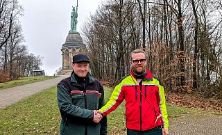 Jan-Otto Hake (rechts) begrüßt Volker Reihl als neuen Revierförster Hiddesen direkt am Hermannsdenkmal. - Landesverband Lippe