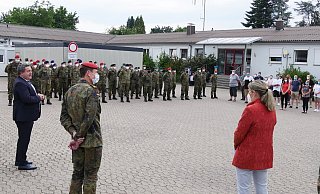 Landrat Dr. Axel Lehmann, Brigadegeneral Stephan Willer und Gesundheitsamtsleiterin Dr. Kerstin Ahaus (von links) verabschieden die Soldaten.  - Kreis Lippe