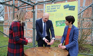Ausstellungskuratorin Anna Stein, LWL-Direktor Dr. Georg Lunemann und Museumsdirektorin Dr. Marie Luisa Allemeyer (von links) an einer der neuen Stationen. Anhand des Holzpuzzles soll begreifbar werden, wie ein Dorf im Museum entsteht. - Jana Beckmann Ausstellungskuratorin Anna Stein, LWL-Direktor Dr. Georg Lunemann und Museumsdirektorin Dr. Marie Luisa Allemeyer (von links) an einer der neuen Stationen. Anhand des Holzpuzzles soll begreifbar werden, wie ein Dorf im Museum entsteht. - Jana Beckmann