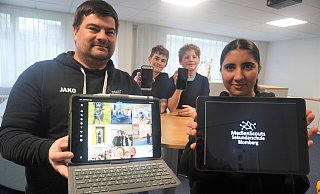 Medienberatungslehrer Ronny Wakup (von links) und die Medienscouts Marlon Levi (13), Matthias (13) und Zeinab (16) sind technisch bestens ausgestattet. Auf dem schuleigenen Instagram-Account geben sie ihren Followern einen Einblick in den Schulalltag. - Michaela Weiße Medienberatungslehrer Ronny Wakup (von links) und die Medienscouts Marlon Levi (13), Matthias (13) und Zeinab (16) sind technisch bestens ausgestattet. Auf dem schuleigenen Instagram-Account geben sie ihren Followern einen Einblick in den Schulalltag. - Michaela Weiße