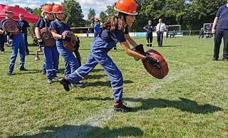 Volle Konzentration beim Schlauch-Kegeln: die Jugendfeuerwehrgruppe "Lemgo 2" beim Kreisjugendfeuerwehrzeltlager in Lüdenhausen. - Sylvia Frevert(LZ)