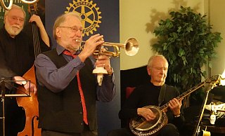 Der frühere Lagenser "Semmel" Brothuhn (an der Trompete), hier mit dem Detmolder Zahnarzt Dr. Erhard Büsselberg (rechts) und Colin Wrighton (links) am Kontrabass, führte durch den Abend. - Axel Bürger