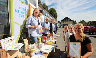 Faires Fr&uuml;hst&uuml;ck, fairer Handel, Wochen zur Nachhaltigkeit: In Kalletal machen sich (von links) Henrike Sieker (Gemeinde Kalletal), J&uuml;rgen Georgi (Gr&uuml;ne und Vorsitzender des Umweltausschusses), B&uuml;rgermeister Mario Hecker, Vera Johanning (SPD), Christine Heidsiek (SPD und Kulturkreis Kalletal) sowie Corinna Will (Gemeinde Kalletal) f&uuml;r fairen Handel und Umweltschutz stark. - Jens Rademacher