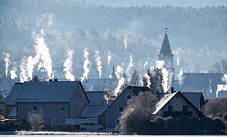 Typisches Winterbild - Schornsteine auf den Hausdächern rauchen in der kalten Luft. So ähnlich wie in Luthe-Wildenau sah es in den vergangenen Tagen auch im Kreis Lippe aus. - picture alliance/dpa