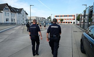 Der Kommunale Ordnungsidenst überprüft am Bahnhof die Einhaltung der Mundschutz-Pflicht in Bussen. - Sven Koch(LZ) Der Kommunale Ordnungsidenst überprüft am Bahnhof die Einhaltung der Mundschutz-Pflicht in Bussen. - Sven Koch(LZ)